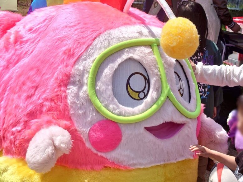 ご当地キャラEXPOinりんくう2025でプク丸ちゃんに寄ってくるキッズたち
