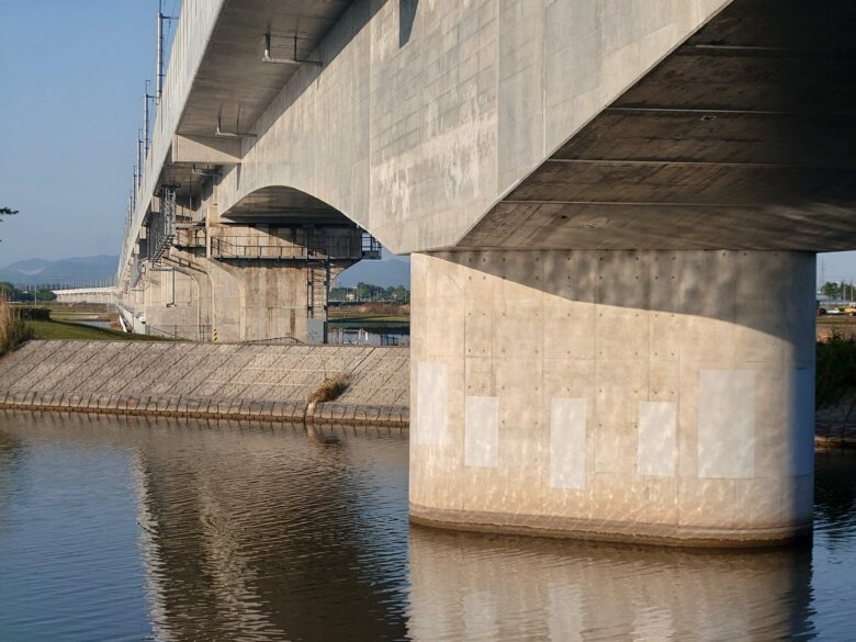 木場潟公園 北園地の北陸新幹線の線路付近