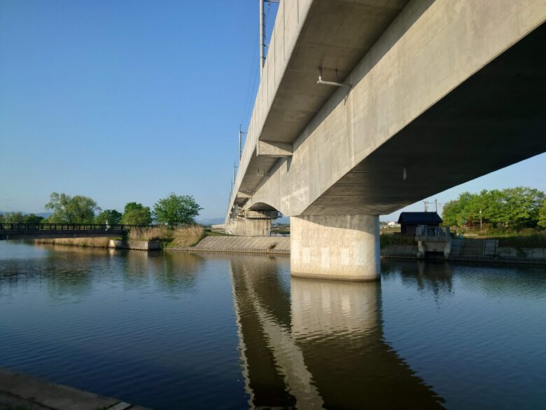 木場潟公園 北園地の北陸新幹線の線路付近