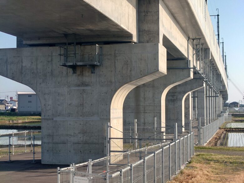 木場潟公園 北園地の北陸新幹線の線路付近