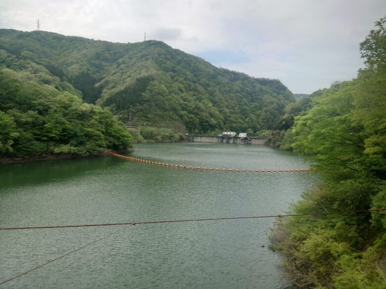 我谷吊橋から見た我谷ダム