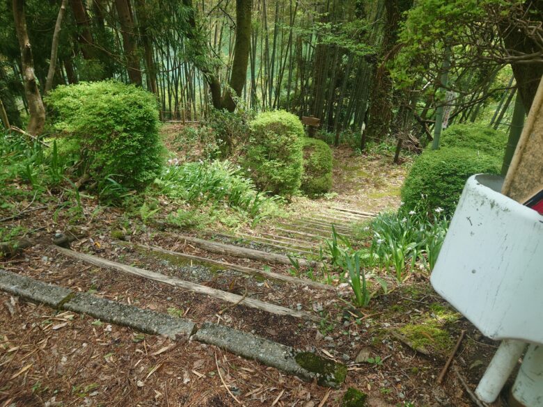 我谷吊橋のベンチに続く散歩道
