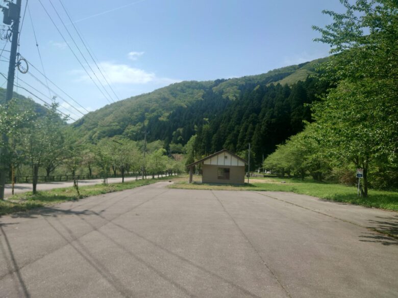 八幡神社(山中温泉枯淵町)の近くの駐車場