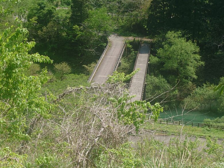 八幡神社(山中温泉枯淵町)の近くの駐車場の前の階段から見た景色