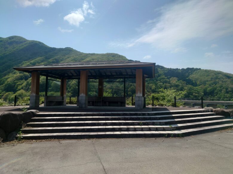 九谷ダムの東屋