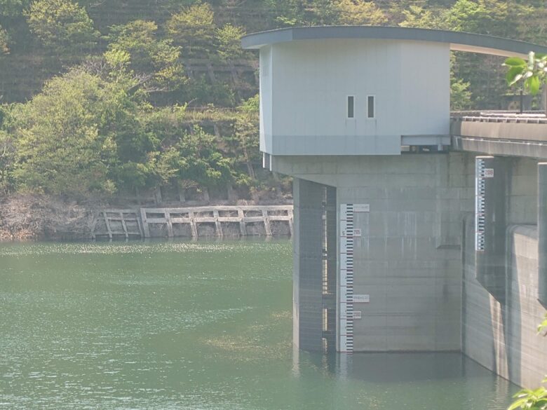 九谷ダムの水位の目盛り