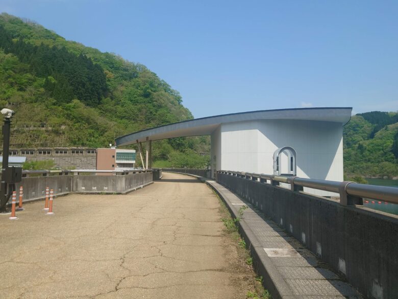九谷ダムの天端に屋根のあるところ