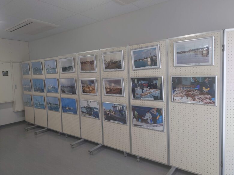 三国港市場の見学室に飾られていた写真集