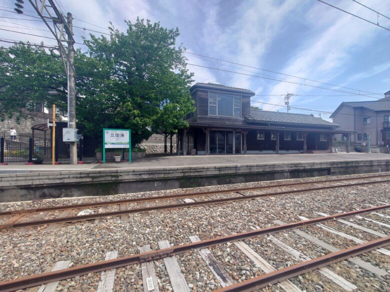 三国港駅の線路