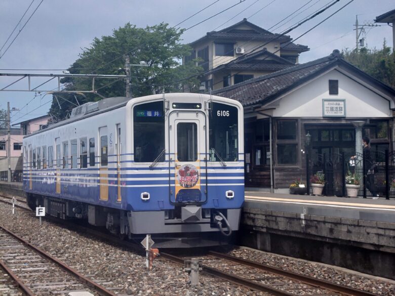 三国港駅の駅と電車