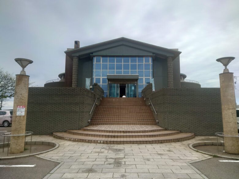 三国温泉 ゆあぽーとの立派な建物