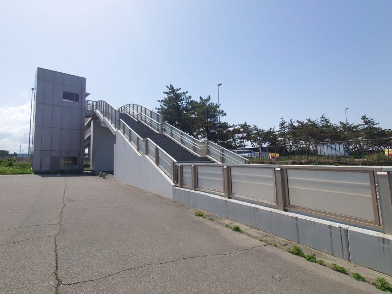徳光ハイウェイオアシス(下り)駐車場にある道路の渡り通路
