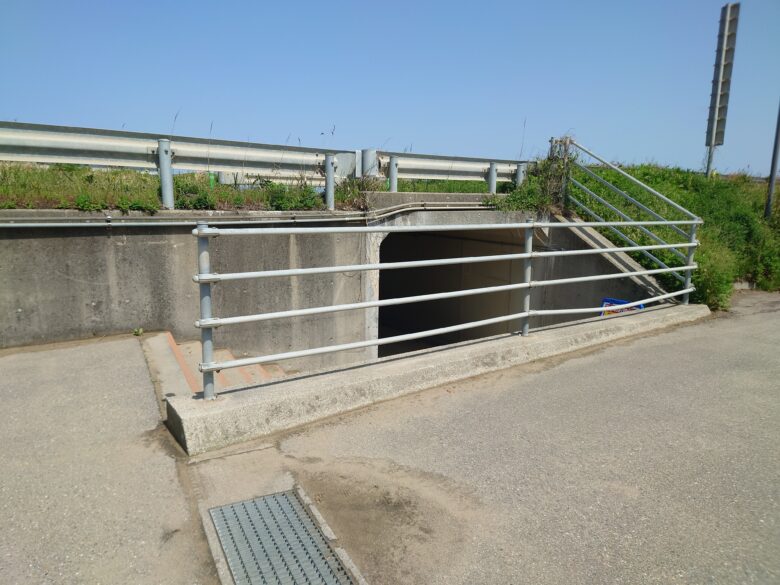 徳光ハイウェイオアシス(下り)駐車場から浜辺へ続く通路