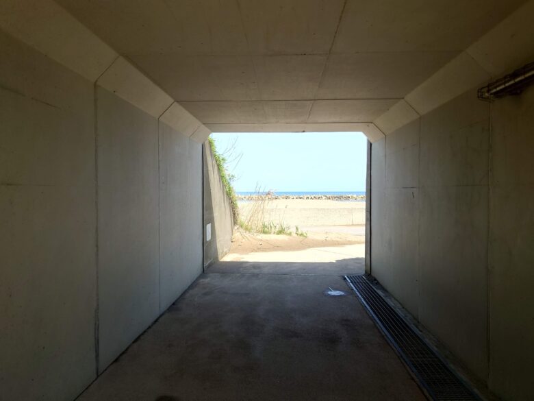徳光ハイウェイオアシス(下り)駐車場から浜辺へ続く通路