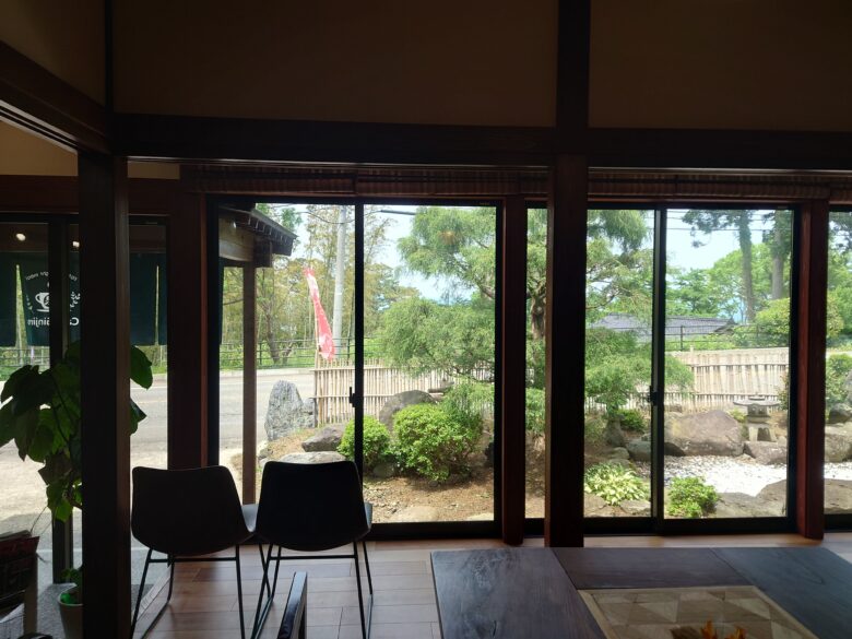 Cafe Ginjiro(銀次郎)の屋内から庭園を眺めた風景