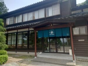 Cafe Ginjiro（銀次郎）の建物と暖簾