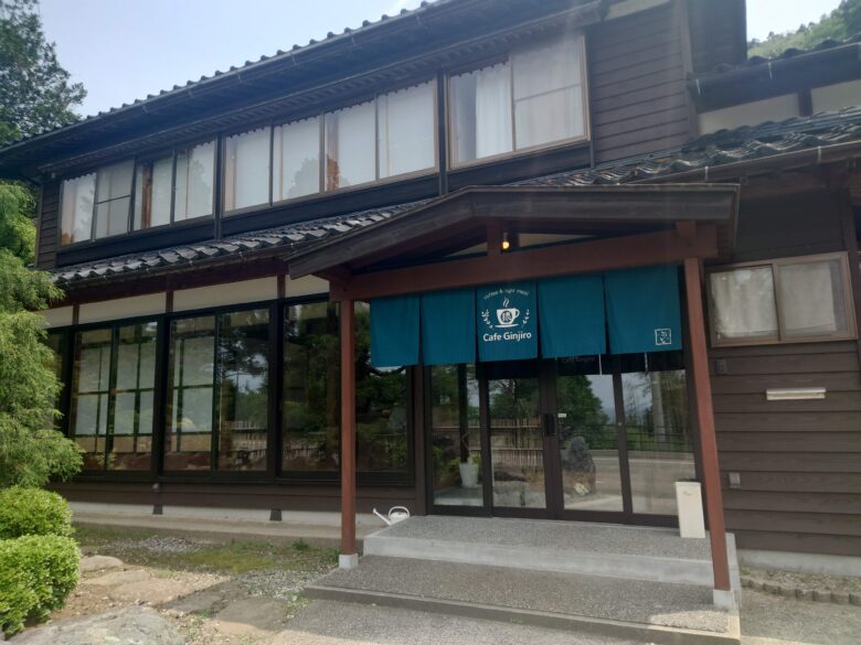 Cafe Ginjiro（銀次郎）の建物と暖簾