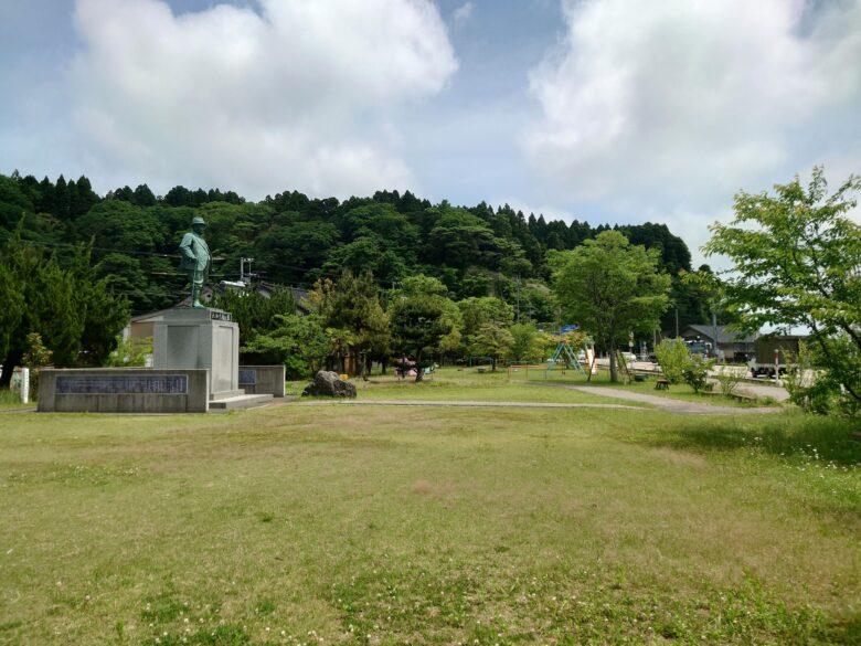 九転十起の像と藪田児童公園