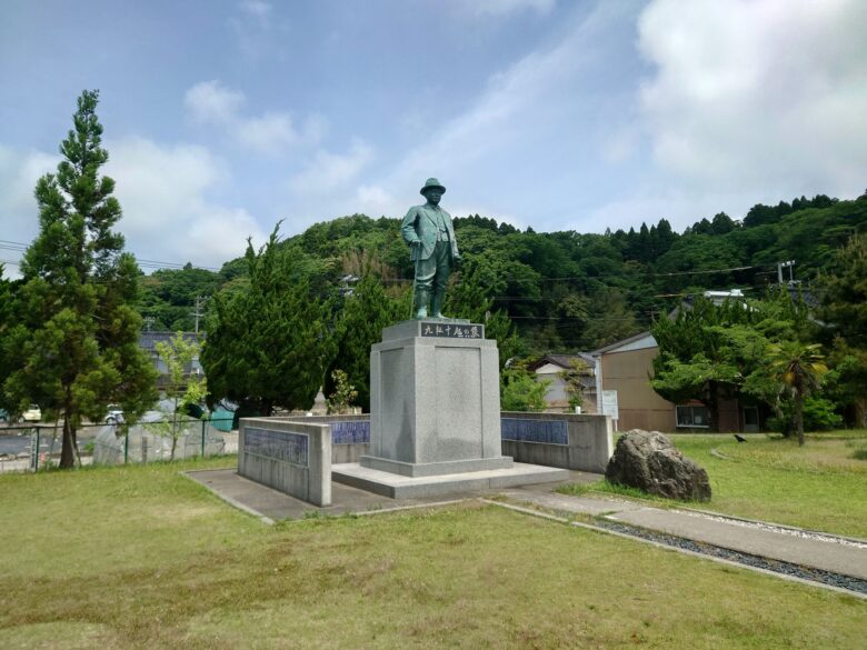 九転十起の像と参道