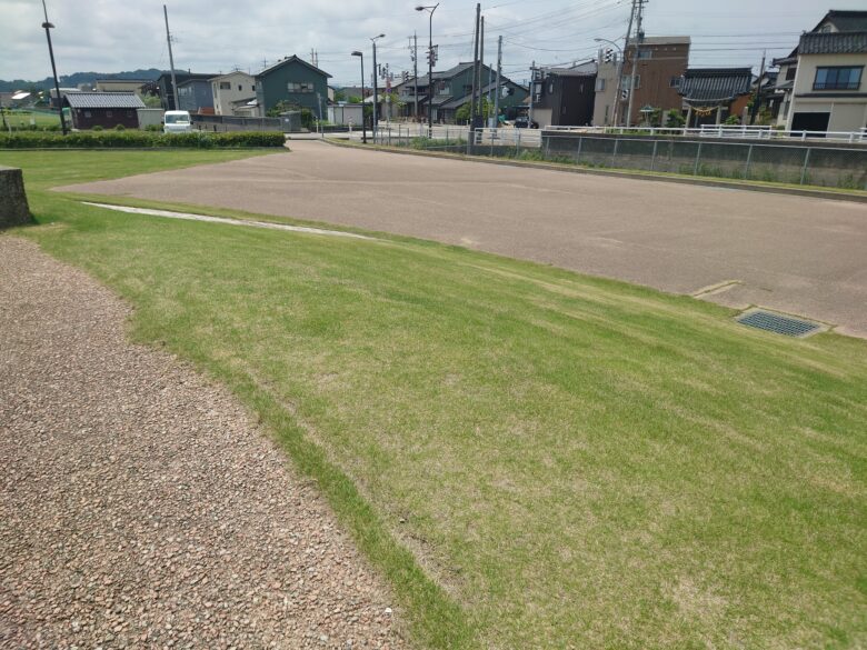 比美乃江公園・北の円形の芝生広場の傾斜