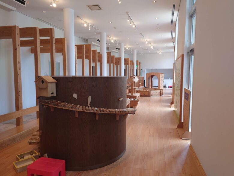 氷見市海浜植物園 シーサイドパークの展示ホールに設置された木製遊具