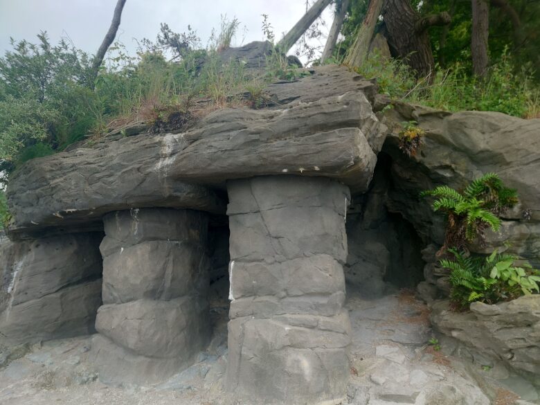 義経岩の穴