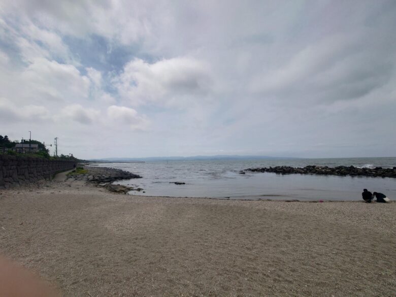 義経社と義経社の前の海岸