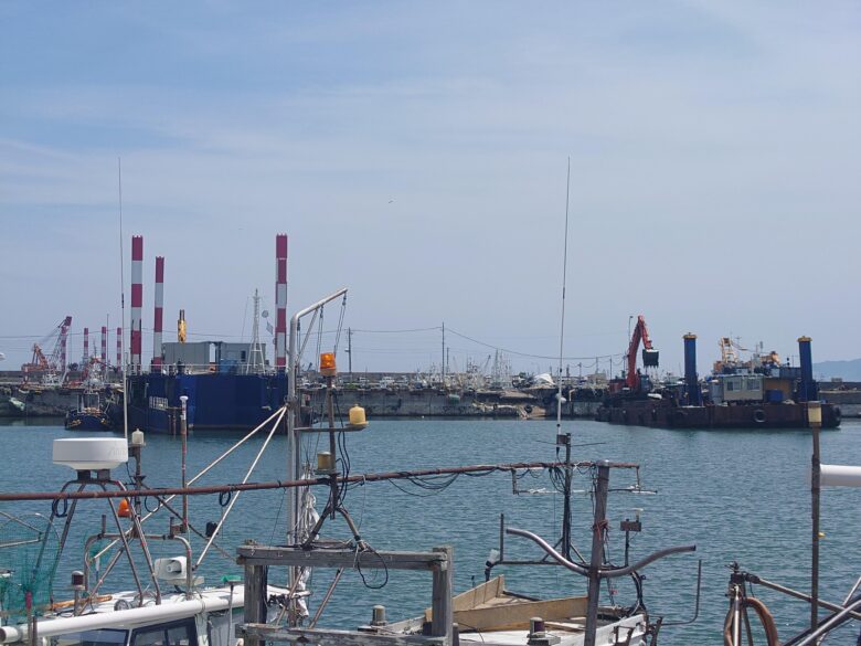2025年5月の輪島港の巨大重機による港の復旧作業
