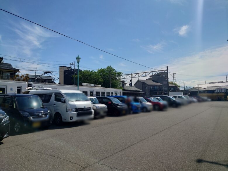 三国港市場の駐車場