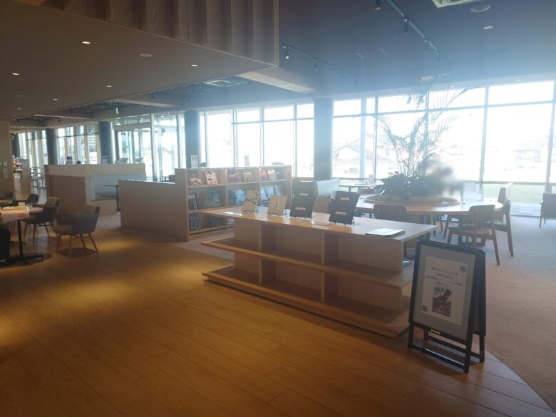 LAKUNA(ラクナ) はくいの図書カフェと学習スペースの入口