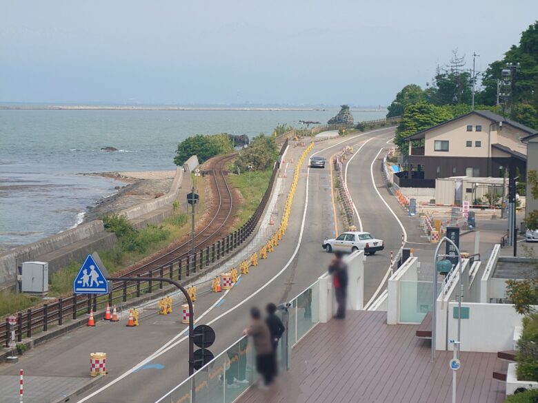 道の駅 雨晴（あまはらし）の展望デッキから高岡伏木方面の景色