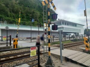 義経社から見た道の駅 雨晴（あまはらし）