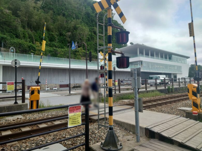義経社から見た道の駅 雨晴（あまはらし）