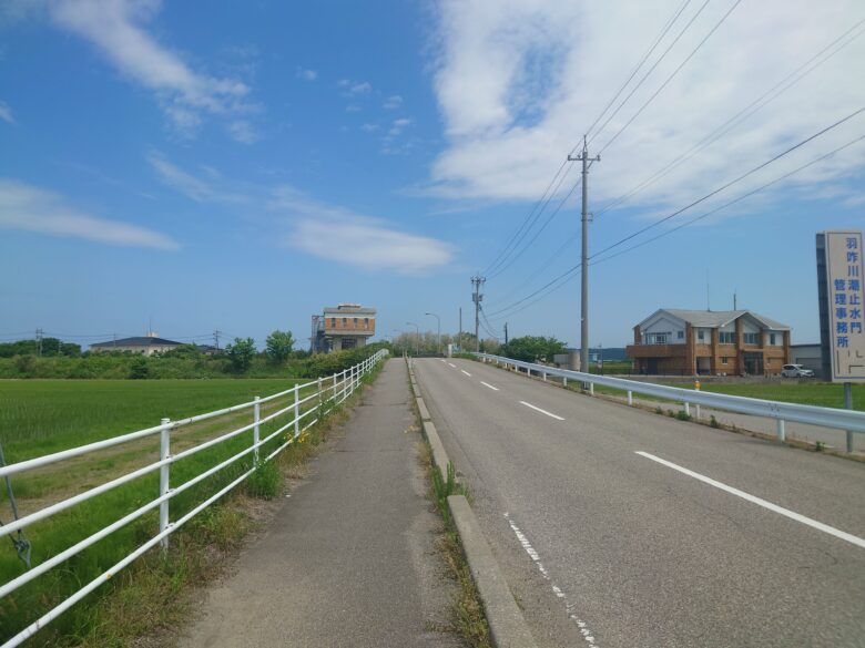 羽咋川潮止水門に続く道路