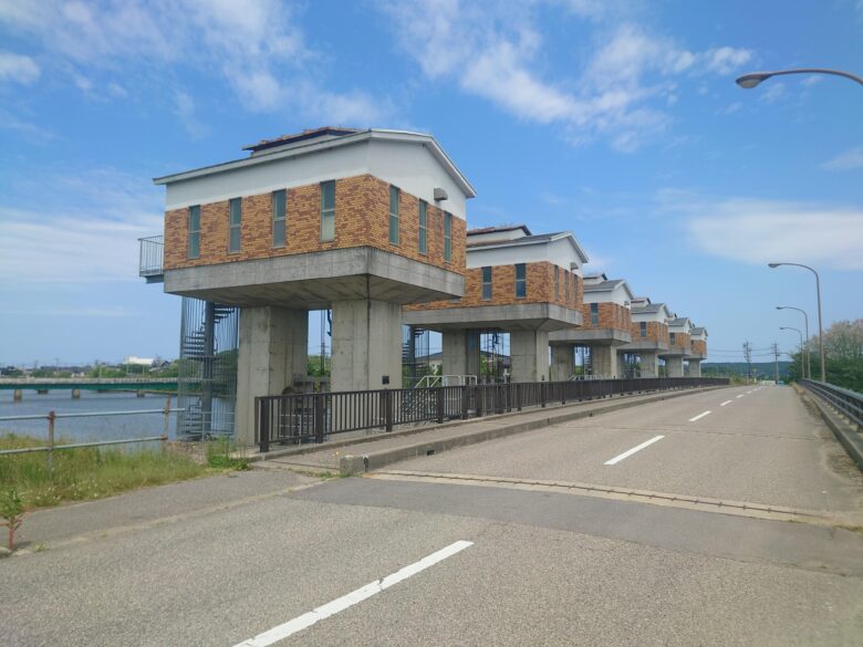 羽咋川潮止水門の全景