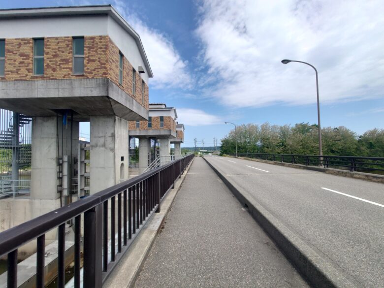 羽咋川潮止水門前の道路(北側)