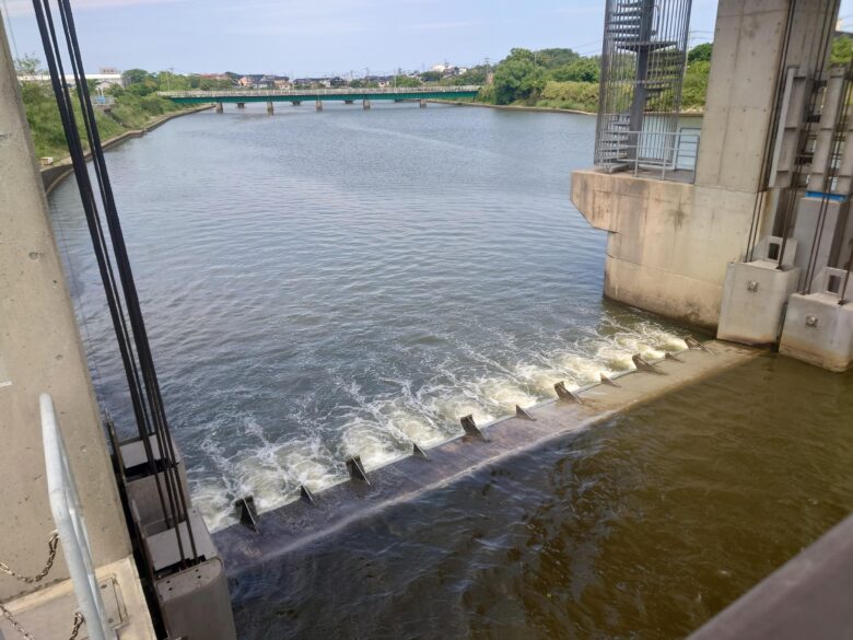 羽咋川潮止水門の水が流れている様子