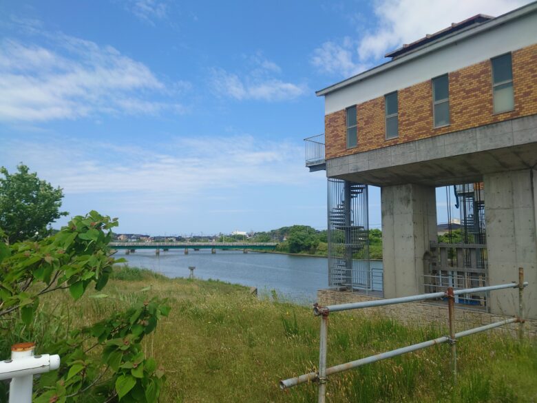 羽咋川潮止水門ののどかな景色
