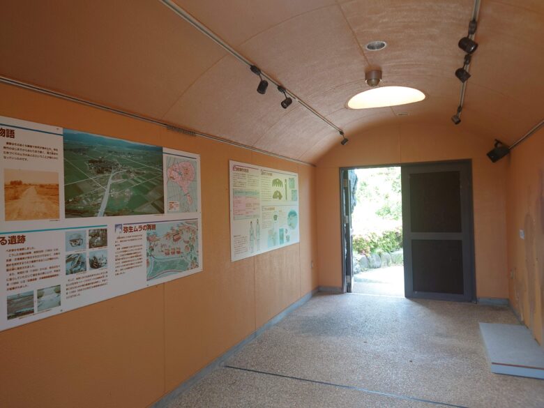 吉崎・次場弥生公園の公園の岩の中の案内所