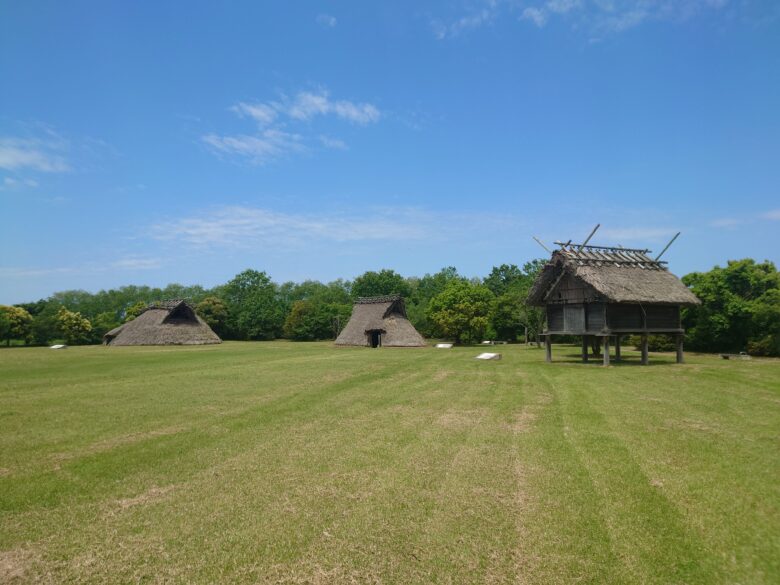 吉崎・次場弥生公園の公園の高床倉庫と住居と大型建物