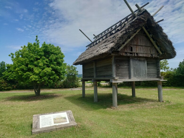 吉崎・次場弥生公園の公園の高床倉庫