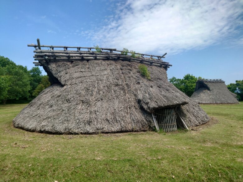 吉崎・次場弥生公園の公園の大型建物