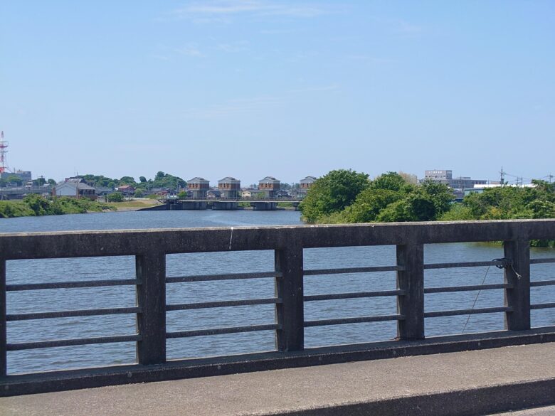 釜屋大橋から見える羽咋川潮止水門