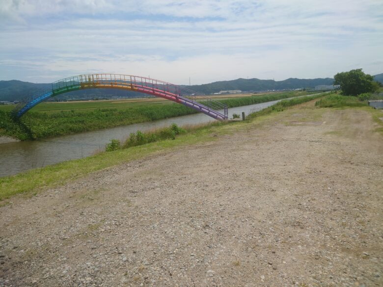 吉崎新橋のレインボー送水管のそばの敷地