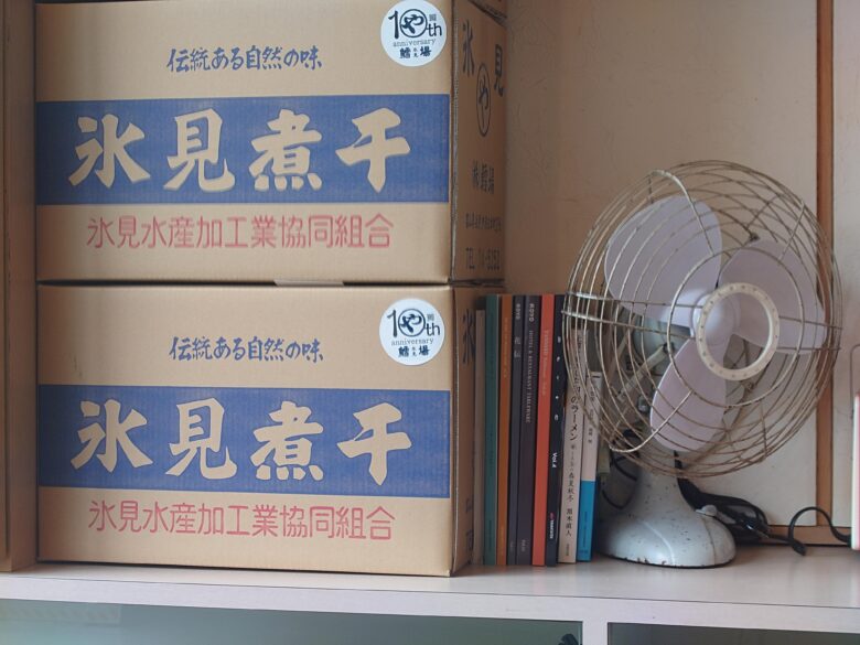 千里浜煮干ラーメン ノトノソラの氷見煮干の箱