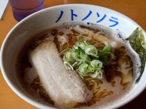 千里浜煮干ラーメン ノトノソラの醤油煮干しラーメン