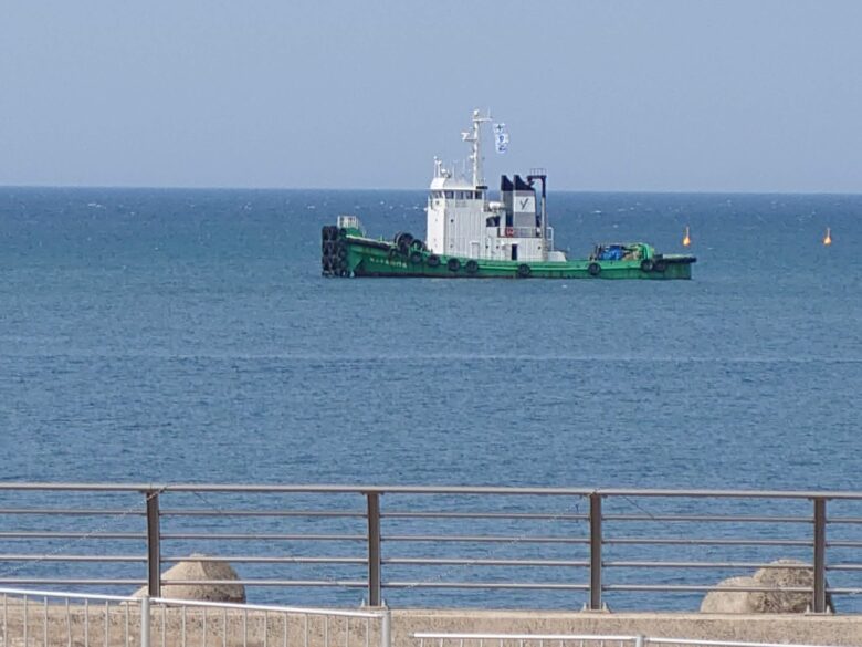 マリンタウンこどもの広場の前の海に浮かぶ船