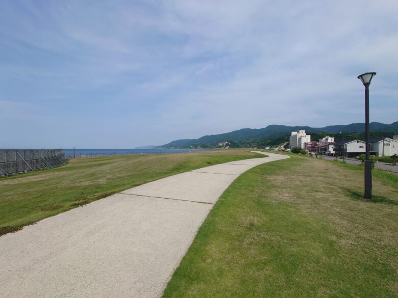 2025年のマリンタウンこどもの広場に続く海沿いの散歩道