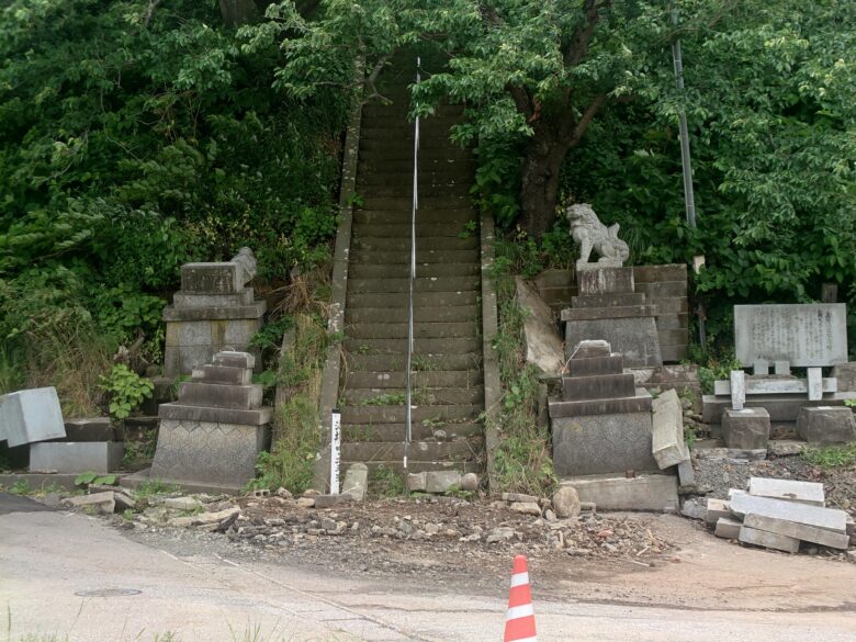 奥津姫神社・白山神社に続く階段と狛犬