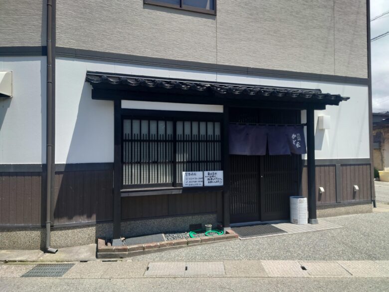 かど長食堂の玄関